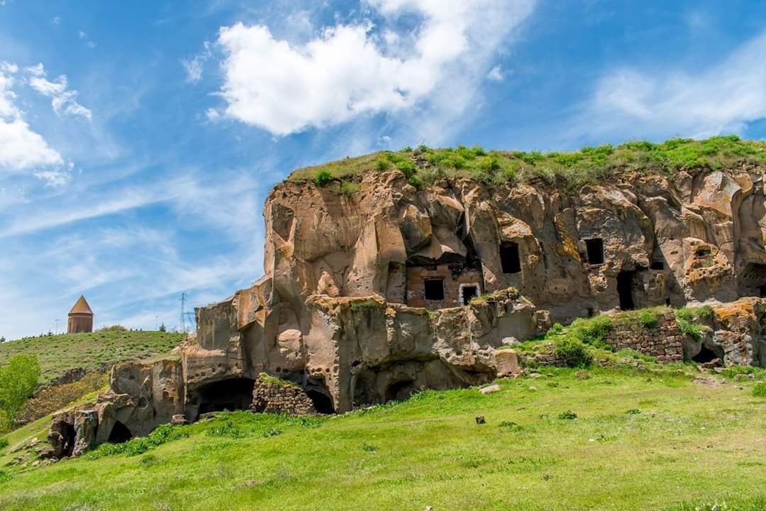 Пещерные жилища Ахлата (Ahlat Mağara Evleri)